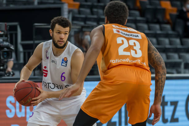 着郭艾伦和 着郭艾伦和